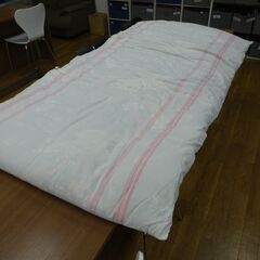 羽毛掛け布団　色違い２枚　敷布団１枚　おまけつき　お取引決定の画像