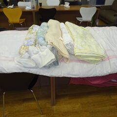 羽毛掛け布団　色違い２枚　敷布団１枚　おまけつき　お取引決定の画像