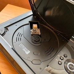 ポータブルDVDプレイヤー　動作確認済　リモコン付き　中古の画像