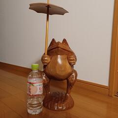 傘さしたカエルくん／ 蛙の木製置物の画像