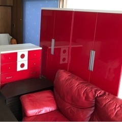 赤色のタンスの画像