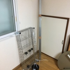 メタルラックとテーブル三つ