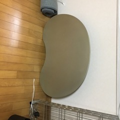 メタルラックとテーブル三つの画像