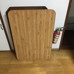 メタルラックとテーブル三つの画像