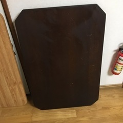 メタルラックとテーブル三つの画像