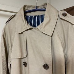 ベージュトレンチコートの画像