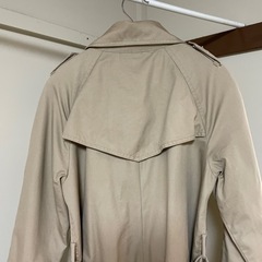 ベージュトレンチコートの画像