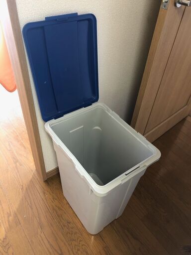 ゴミ箱（青い）