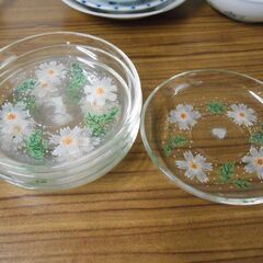 ガラス食器、　一枚　１0０円の画像