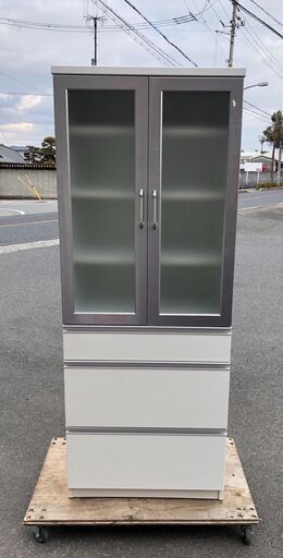 白が基調のおしゃれな食器棚♪