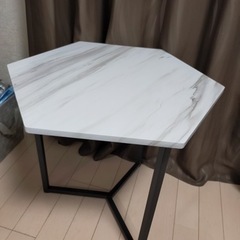 大理石柄のテーブル