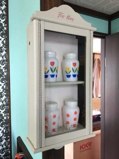 ガラス棚と容器