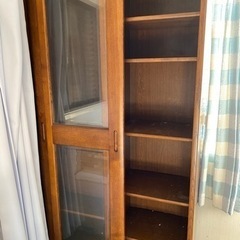 大きな本棚ガラス引き戸つき