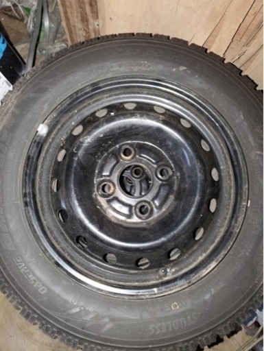 ダイハツ スタッドレスタイヤ ほぼ新品