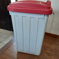 45リットル、しっかり締まるフタが臭いを遮断！