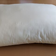 ほぼ新品の枕 2つ → カバー無しなので価格下げました