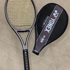 テニスラケットとテニスボール
