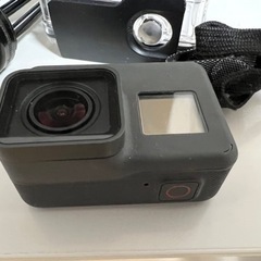 ★取引確定★ GoProHERO6Black＋64GBmicroSDカード、純正バッテリー１個、相互バッテリー2個＋三脚など付属品付き