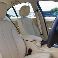 ☆自社ローン対応　318i ﾗｸﾞｼﾞｭｱﾘｰ LCI　ミネラルホワイト　F30の画像