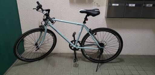 【譲先決定しました】自転車　クロスバイク　鍵/フロントライト/リアライト付き　6段変速