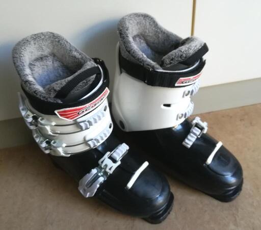 (交渉中)ジュニアスキーブーツ　中古品
