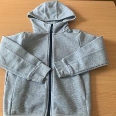ユニクロ UNIQLO パーカー グレー　春先に