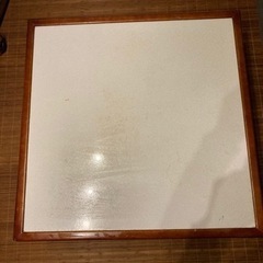 正方形のテーブルの画像