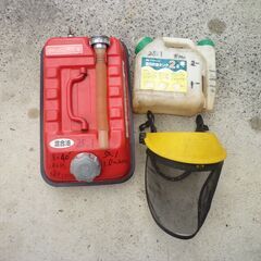 草刈機と付属品の画像