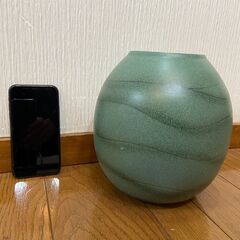 丸型の花瓶の画像