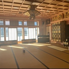 八尾市でお寺ヨガ。毎月開催中です！日常を忘れてお寺の本堂で、 新鮮で心が満たされる時間を、ご一緒に過ごしましょう🌿💫  簡単なポーズと呼吸が中心のヨガです。 神秘的な空間で心身のバランスを整えていきましょう。  どなたでも参加出来る内容になっております。 ご興味のある方、ご連絡下さい🙏の画像