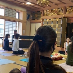 八尾市でお寺ヨガ。毎月開催中です！日常を忘れてお寺の本堂で、 新鮮で心が満たされる時間を、ご一緒に過ごしましょう🌿💫  簡単なポーズと呼吸が中心のヨガです。 神秘的な空間で心身のバランスを整えていきましょう。  どなたでも参加出来る内容になっております。 ご興味のある方、ご連絡下さい🙏の画像