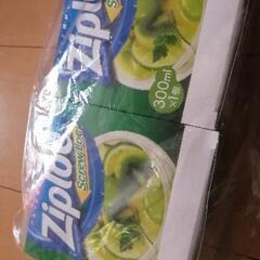 ジップロック　保管容器　２つ