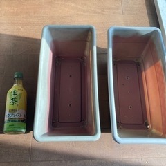 プラスチックプランター2つ
