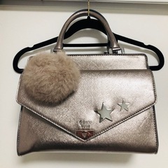guessメタリックシルバーバッグ
