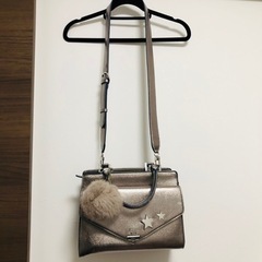 guessメタリックシルバーバッグの画像