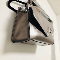 guessメタリックシルバーバッグの画像