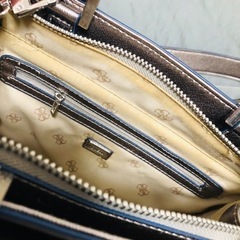 guessメタリックシルバーバッグの画像