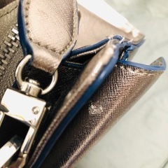 guessメタリックシルバーバッグの画像