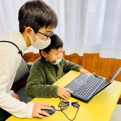 小中学生を対象に無料プログラミング教室を開催中の画像