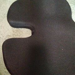 ニトリ　低反発オフィスクッション(座面U ブレサ) の画像