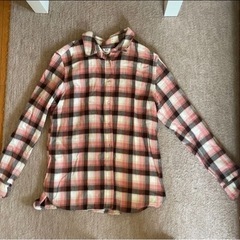 ユニクロ　ピンクシャツ