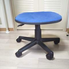キャスター付きの椅子　背もたれ無しの画像