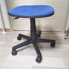 キャスター付きの椅子　背もたれ無しの画像