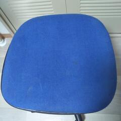 キャスター付きの椅子　背もたれ無しの画像