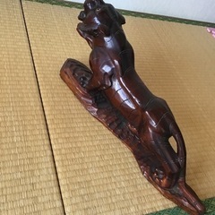 （相談中）虎の木彫りの画像