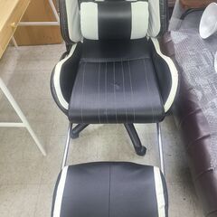 w240【近隣配達可能】　ゲーミングチェア　リクライニング機能　足置き　白黒　ブラック　ホワイト　傷あり　リサイクルショップ　ケイラック和光店 【配達可能】 ケイラック　和光市　板橋区　練馬区　清瀬市　朝霞市　志木市　新座市　富士見市　ふじみ野市 三芳町　戸田市　蕨市　さいたま市(岩槻以外)　川越市　所沢市　上尾市　東京都　埼玉県の画像