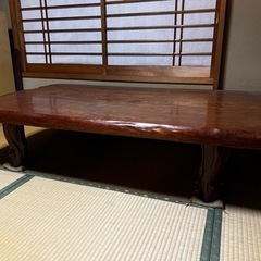 一枚板のテーブルの画像