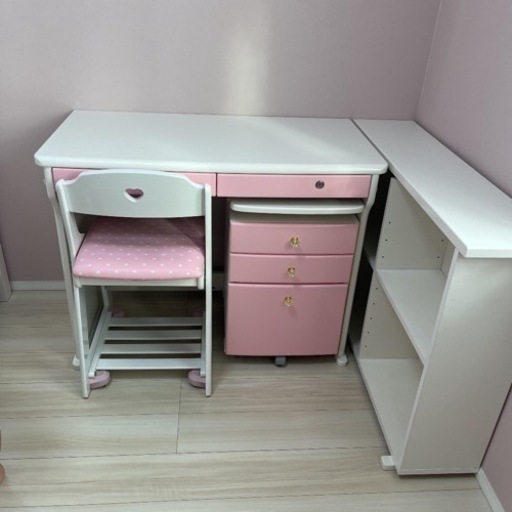 リビンズ学習机とコイズミの椅子