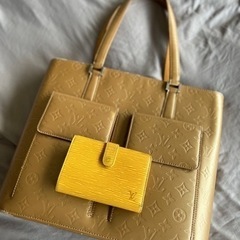 LOUIS VUITTON トートバッグと財布の画像