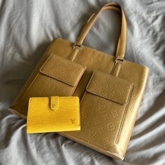 LOUIS VUITTON トートバッグと財布の画像